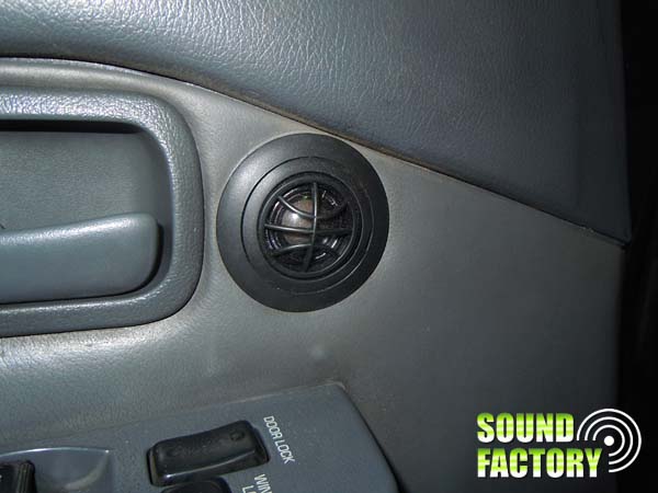 Установка: Фронтальная акустика в Toyota Land Cruiser